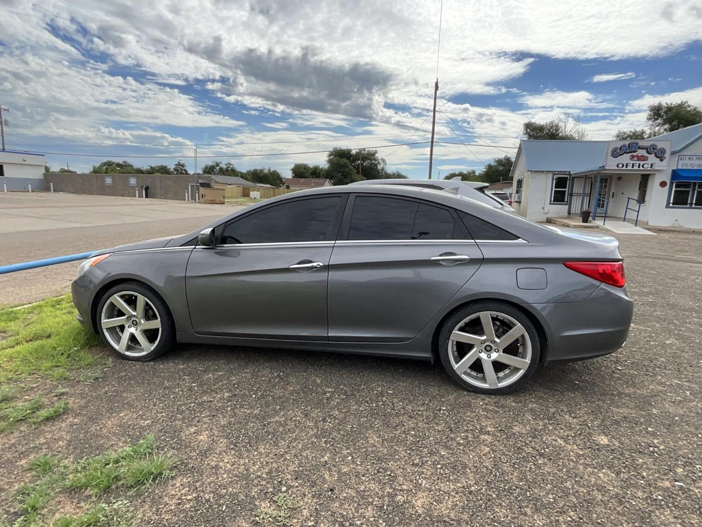 2013 GRAY Hyundai Sonata Limited Auto (5NPEC4AC4DH) with an 2.4L L4 DOHC 16V engine, 6-Speed Automatic transmission, located at 821 N. Prince Street, Clovis, NM, 88101, (575) 762-8852, 34.406643, -103.195999 - Photo#0