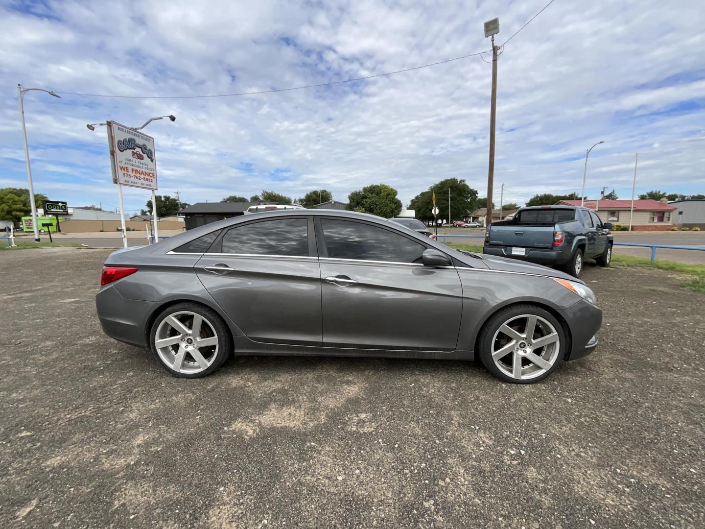 2013 GRAY Hyundai Sonata Limited Auto (5NPEC4AC4DH) with an 2.4L L4 DOHC 16V engine, 6-Speed Automatic transmission, located at 821 N. Prince Street, Clovis, NM, 88101, (575) 762-8852, 34.406643, -103.195999 - Photo#1
