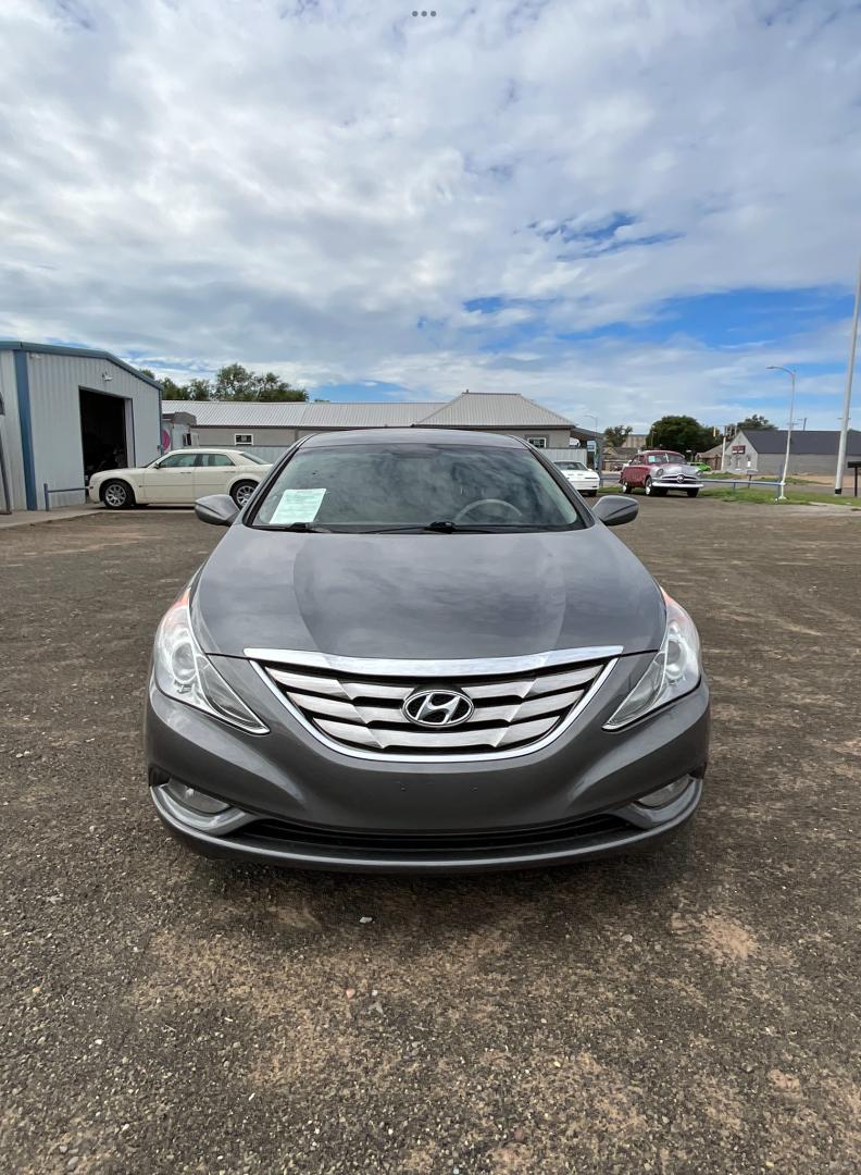 2013 GRAY Hyundai Sonata Limited Auto (5NPEC4AC4DH) with an 2.4L L4 DOHC 16V engine, 6-Speed Automatic transmission, located at 821 N. Prince Street, Clovis, NM, 88101, (575) 762-8852, 34.406643, -103.195999 - Photo#3