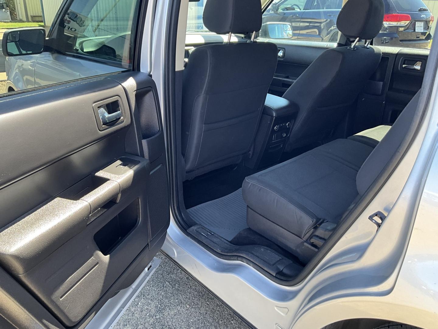 2014 Silver Ford Flex SE FWD (2FMGK5B83EB) with an 3.5L V6 DOHC 24V engine, 6-Speed Automatic Overdrive transmission, located at 821 N. Prince Street, Clovis, NM, 88101, (575) 762-8852, 34.406643, -103.195999- Photo#4