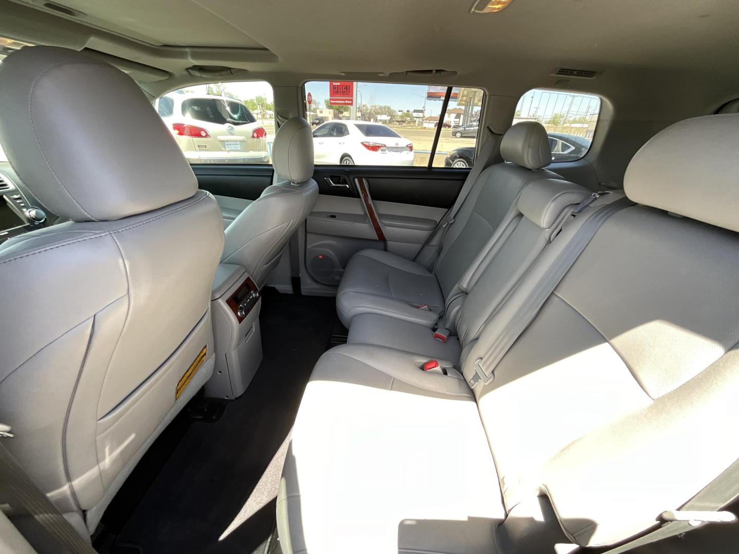 2011 Black Toyota Highlander Limited 4WD (5TDDK3EH2BS) with an 3.5L V6 DOHC 24V engine, 5-Speed Automatic transmission, located at 821 N. Prince Street, Clovis, NM, 88101, (575) 762-8852, 34.406643, -103.195999 - Photo#5