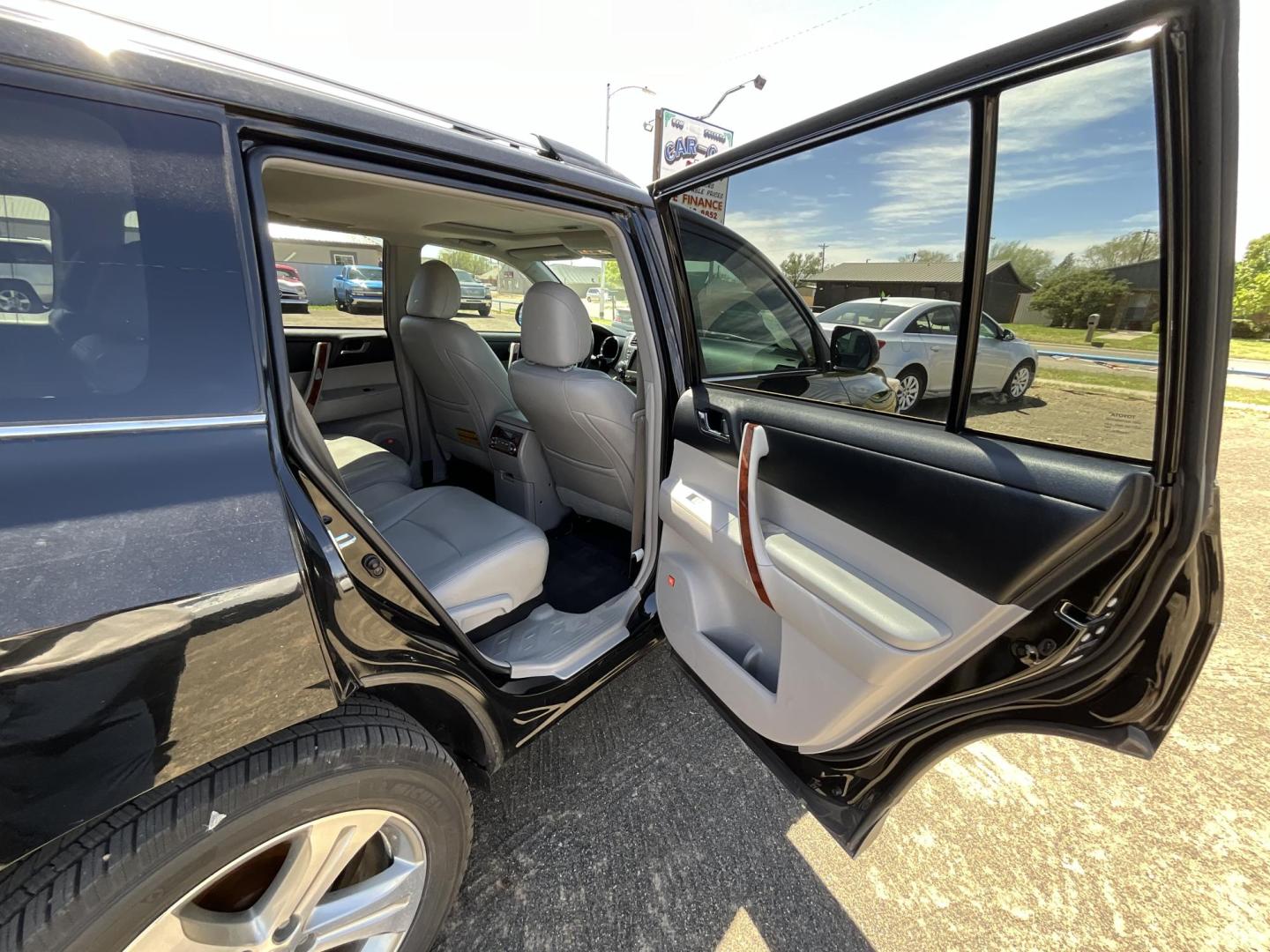 2011 Black Toyota Highlander Limited 4WD (5TDDK3EH2BS) with an 3.5L V6 DOHC 24V engine, 5-Speed Automatic transmission, located at 821 N. Prince Street, Clovis, NM, 88101, (575) 762-8852, 34.406643, -103.195999 - Photo#7
