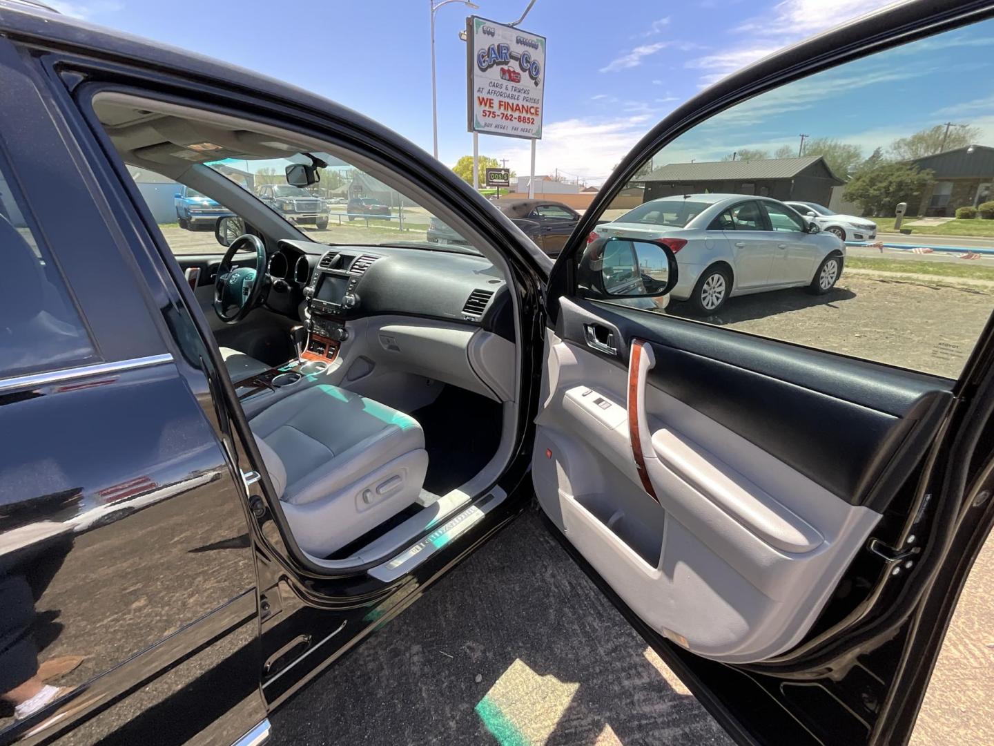 2011 Black Toyota Highlander Limited 4WD (5TDDK3EH2BS) with an 3.5L V6 DOHC 24V engine, 5-Speed Automatic transmission, located at 821 N. Prince Street, Clovis, NM, 88101, (575) 762-8852, 34.406643, -103.195999 - Photo#9