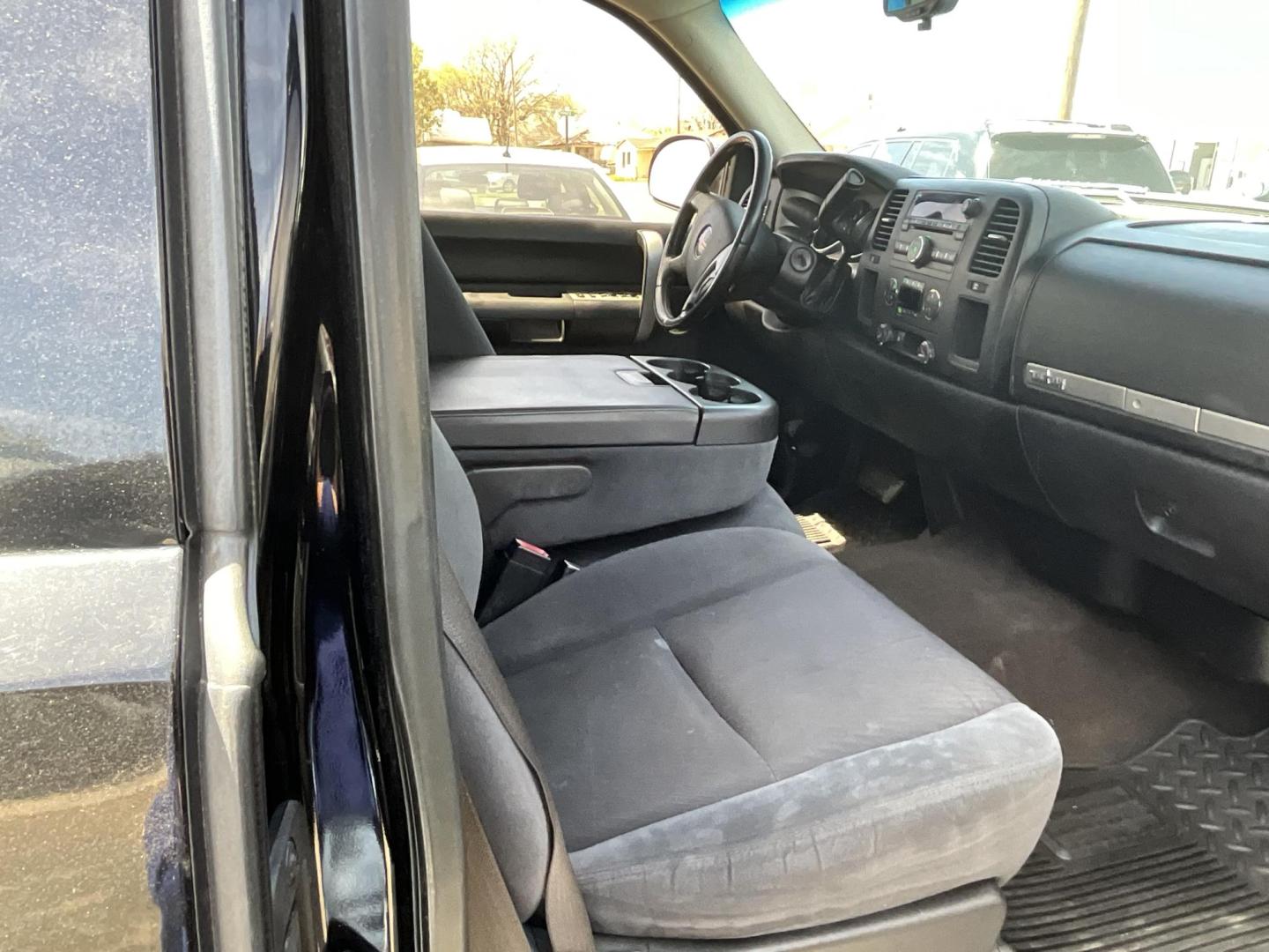 2009 Black GMC Sierra 1500 SLE1 Ext. Cab Long Box 2WD (1GTEC29019Z) with an 5.3L V8 OHV 16V FFV engine, 4-Speed Automatic transmission, located at 821 N. Prince Street, Clovis, NM, 88101, (575) 762-8852, 34.406643, -103.195999 - Photo#6