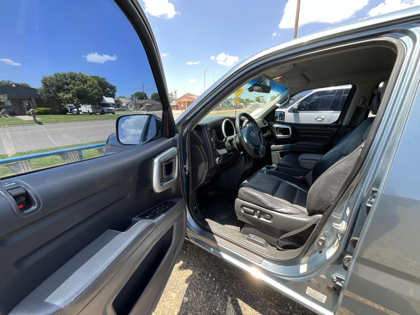 2006 Blue Honda Ridgeline RTL (2HJYK16536H) with an 3.5L V6 SOHC 24V engine, 5-Speed Automatic Overdrive transmission, located at 821 N. Prince Street, Clovis, NM, 88101, (575) 762-8852, 34.406643, -103.195999 - Photo#4