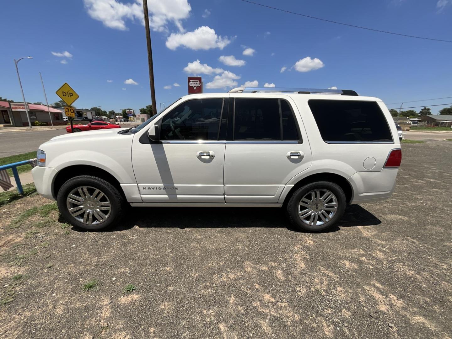 2008 WHITE Lincoln Navigator 4WD (5LMFU285X8L) with an 5.4L V8 SOHC 24V engine, 6-Speed Automatic Overdrive transmission, located at 821 N. Prince Street, Clovis, NM, 88101, (575) 762-8852, 34.406643, -103.195999 - Photo#1