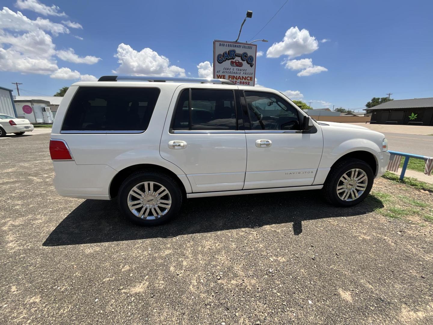 2008 WHITE Lincoln Navigator 4WD (5LMFU285X8L) with an 5.4L V8 SOHC 24V engine, 6-Speed Automatic Overdrive transmission, located at 821 N. Prince Street, Clovis, NM, 88101, (575) 762-8852, 34.406643, -103.195999 - Photo#2