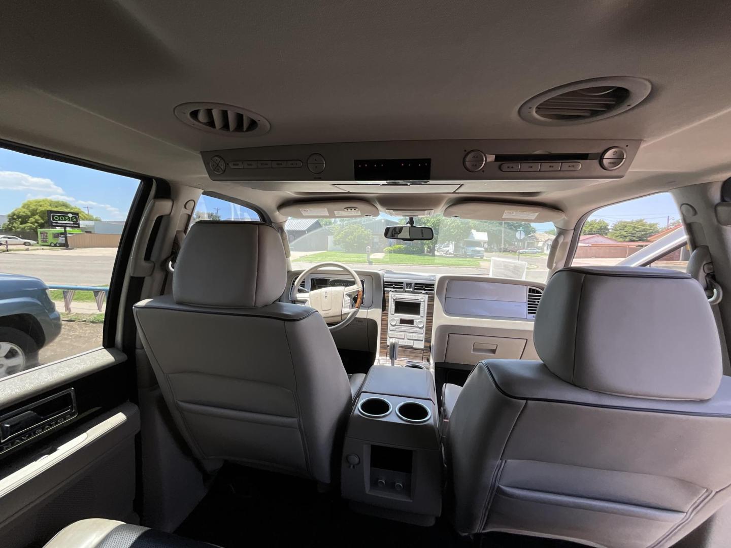2008 WHITE Lincoln Navigator 4WD (5LMFU285X8L) with an 5.4L V8 SOHC 24V engine, 6-Speed Automatic Overdrive transmission, located at 821 N. Prince Street, Clovis, NM, 88101, (575) 762-8852, 34.406643, -103.195999 - Photo#6