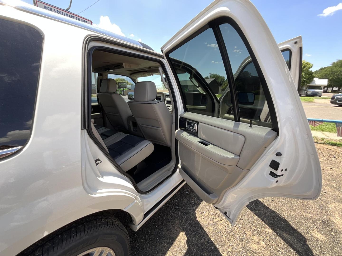 2008 WHITE Lincoln Navigator 4WD (5LMFU285X8L) with an 5.4L V8 SOHC 24V engine, 6-Speed Automatic Overdrive transmission, located at 821 N. Prince Street, Clovis, NM, 88101, (575) 762-8852, 34.406643, -103.195999 - Photo#5