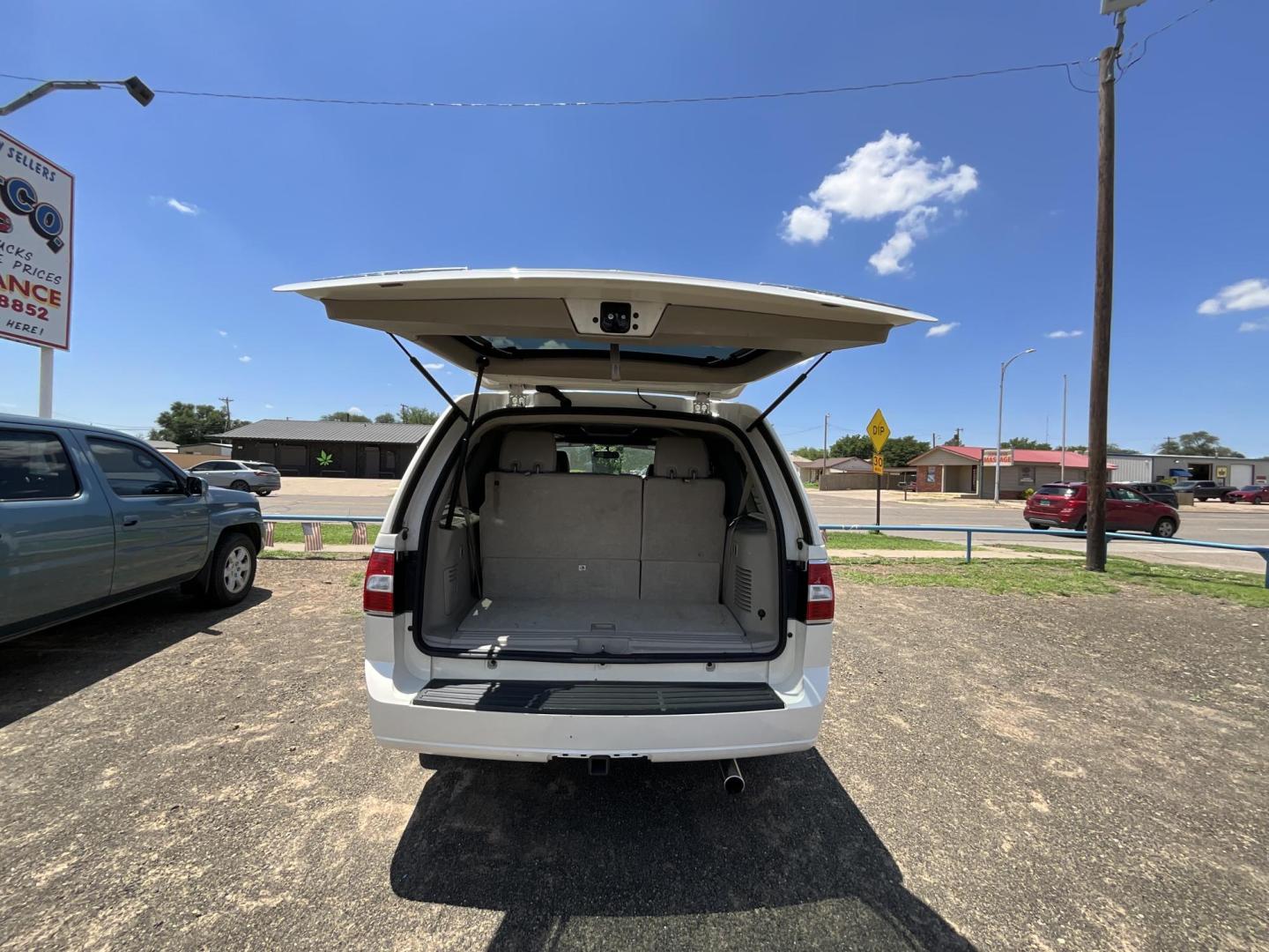2008 WHITE Lincoln Navigator 4WD (5LMFU285X8L) with an 5.4L V8 SOHC 24V engine, 6-Speed Automatic Overdrive transmission, located at 821 N. Prince Street, Clovis, NM, 88101, (575) 762-8852, 34.406643, -103.195999 - Photo#9