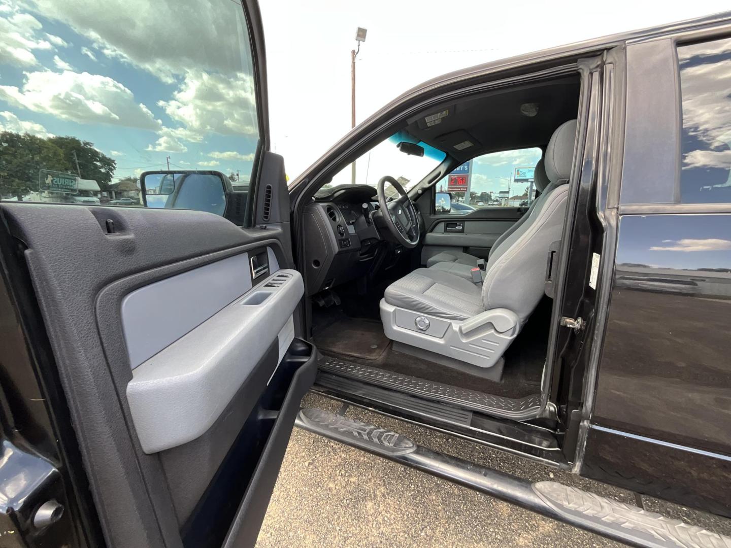 2013 Black Ford F-150 Lariat SuperCab 6.5-ft. Bed 4WD (1FTFX1EF5DK) with an 5.0L V8 engine, 6-Speed Automatic transmission, located at 821 N. Prince Street, Clovis, NM, 88101, (575) 762-8852, 34.406643, -103.195999 - Photo#4