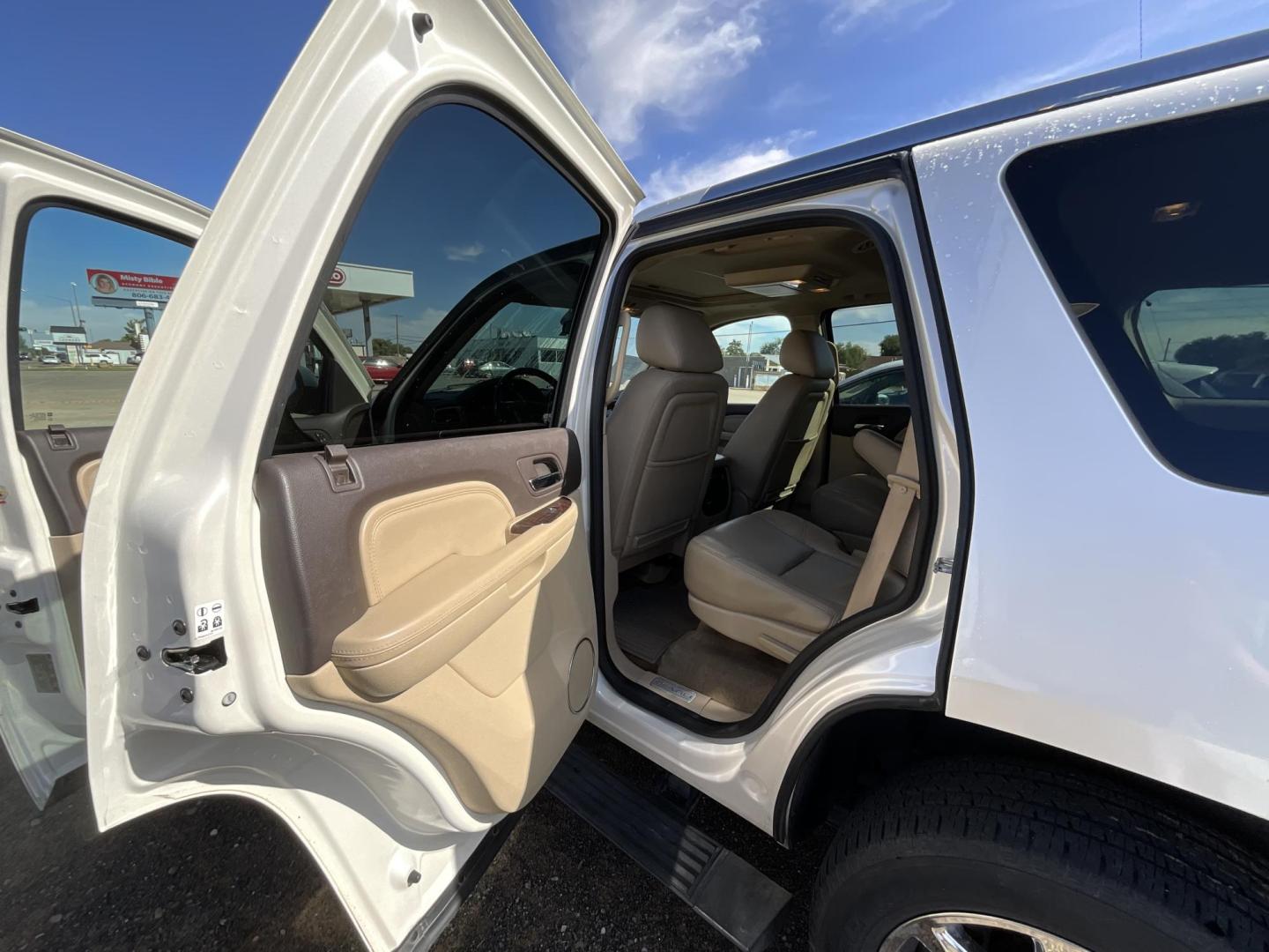 2011 WHITE GMC Yukon Denali 2WD (1GKS1EEF7BR) with an 6.2L V8 OHV 16V engine, 4-Speed Automatic transmission, located at 821 N. Prince Street, Clovis, NM, 88101, (575) 762-8852, 34.406643, -103.195999 - Photo#5
