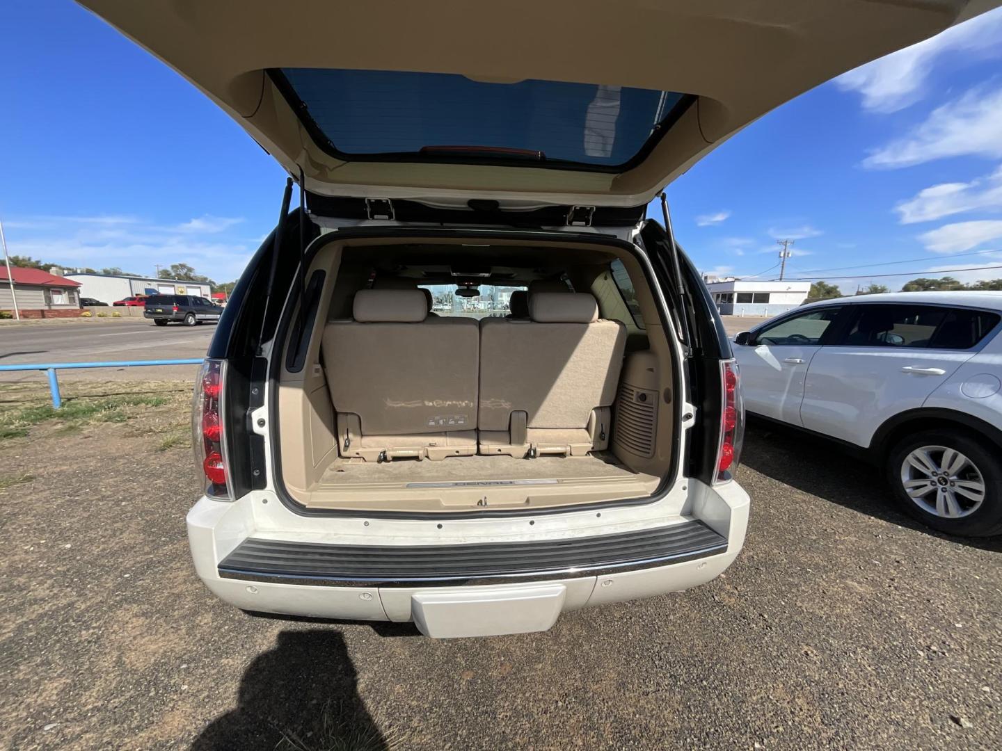 2011 WHITE GMC Yukon Denali 2WD (1GKS1EEF7BR) with an 6.2L V8 OHV 16V engine, 4-Speed Automatic transmission, located at 821 N. Prince Street, Clovis, NM, 88101, (575) 762-8852, 34.406643, -103.195999 - Photo#8