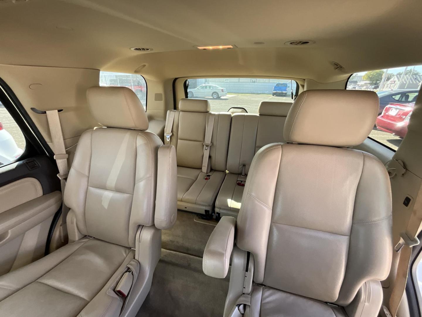 2011 WHITE GMC Yukon Denali 2WD (1GKS1EEF7BR) with an 6.2L V8 OHV 16V engine, 4-Speed Automatic transmission, located at 821 N. Prince Street, Clovis, NM, 88101, (575) 762-8852, 34.406643, -103.195999 - Photo#10