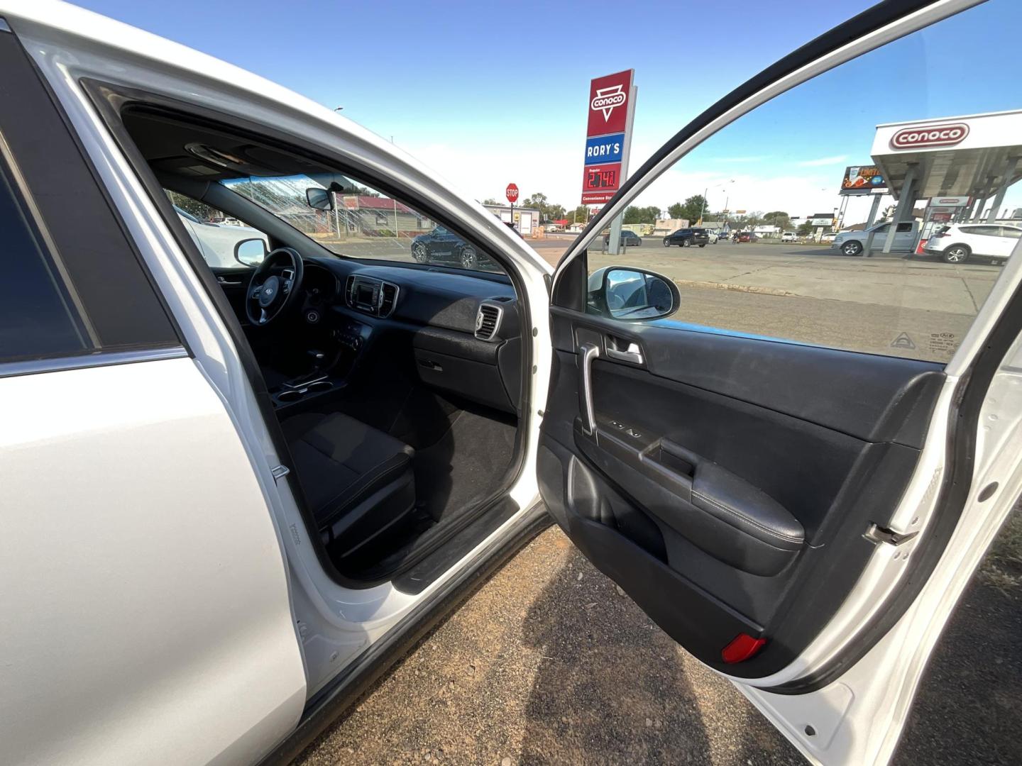 2017 WHITE Kia Sportage LX AWD (KNDPMCAC4H7) with an 2.4L V6 DOHC 24V engine, 6A transmission, located at 821 N. Prince Street, Clovis, NM, 88101, (575) 762-8852, 34.406643, -103.195999 - Photo#6