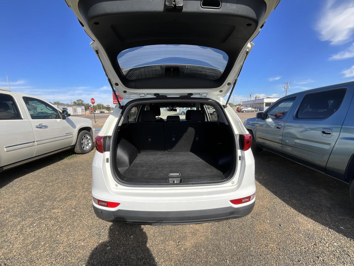 2017 WHITE Kia Sportage LX AWD (KNDPMCAC4H7) with an 2.4L V6 DOHC 24V engine, 6A transmission, located at 821 N. Prince Street, Clovis, NM, 88101, (575) 762-8852, 34.406643, -103.195999 - Photo#10
