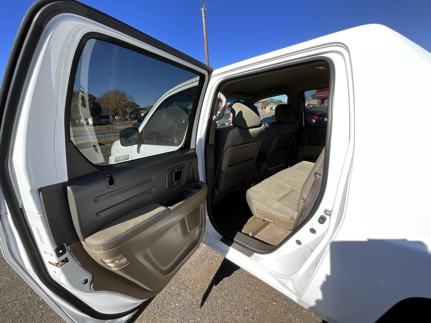 2008 WHITE Honda Ridgeline RT (2HJYK16298H) with an 3.5L V6 SOHC 24V engine, 5-Speed Automatic transmission, located at 821 N. Prince Street, Clovis, NM, 88101, (575) 762-8852, 34.406643, -103.195999 - Photo#4