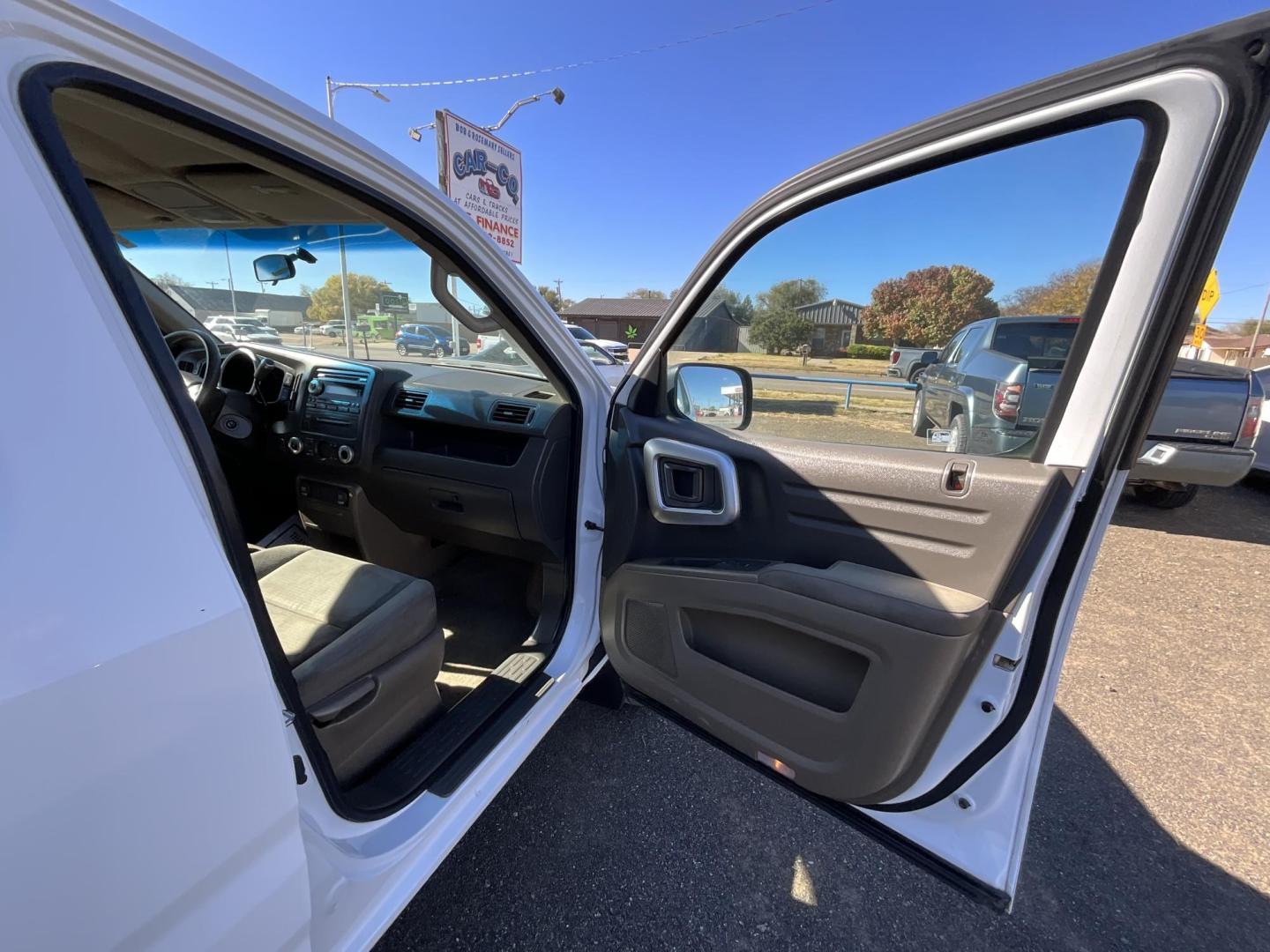 2008 WHITE Honda Ridgeline RT (2HJYK16298H) with an 3.5L V6 SOHC 24V engine, 5-Speed Automatic transmission, located at 821 N. Prince Street, Clovis, NM, 88101, (575) 762-8852, 34.406643, -103.195999 - Photo#5
