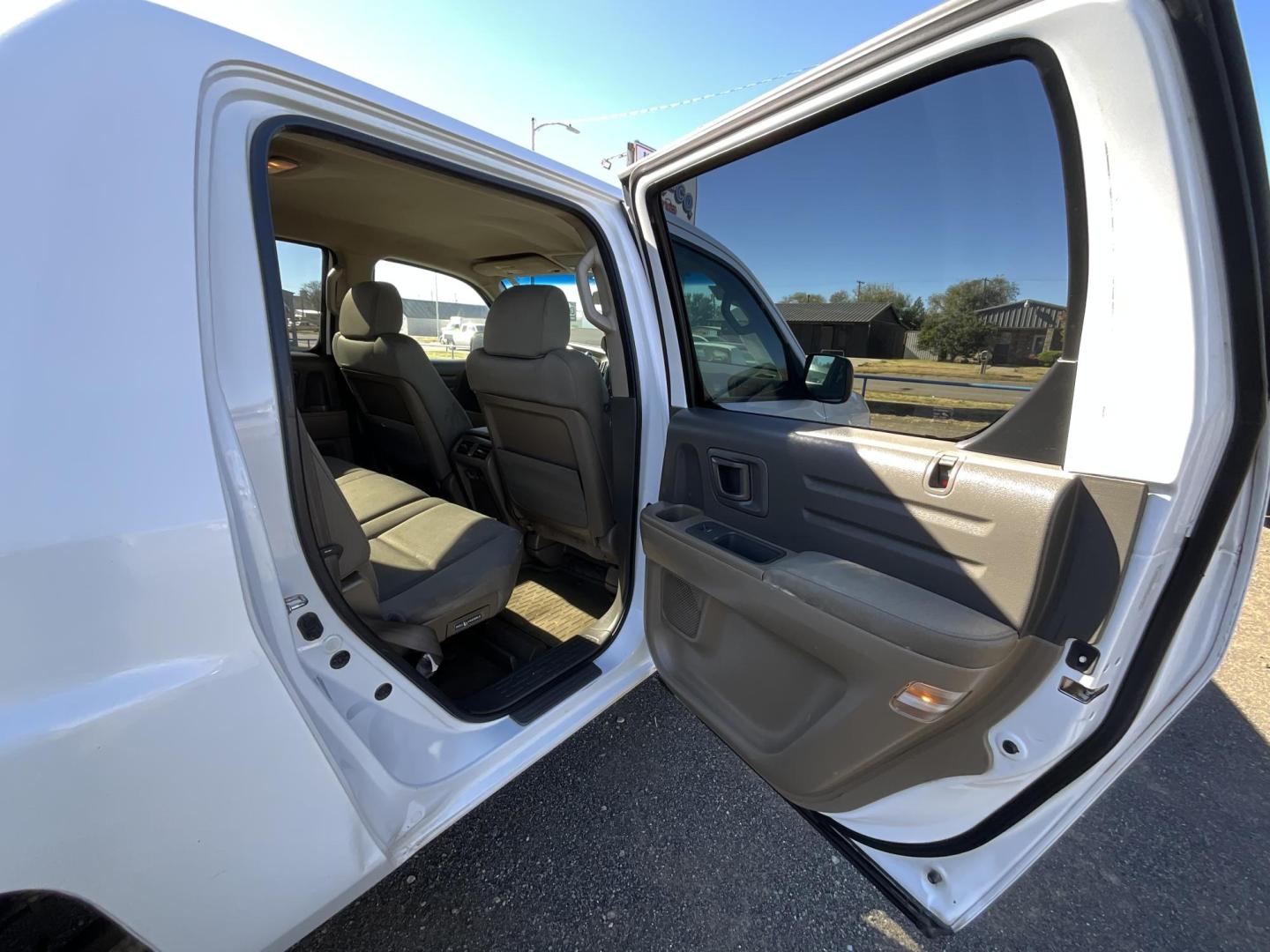 2008 WHITE Honda Ridgeline RT (2HJYK16298H) with an 3.5L V6 SOHC 24V engine, 5-Speed Automatic transmission, located at 821 N. Prince Street, Clovis, NM, 88101, (575) 762-8852, 34.406643, -103.195999 - Photo#6