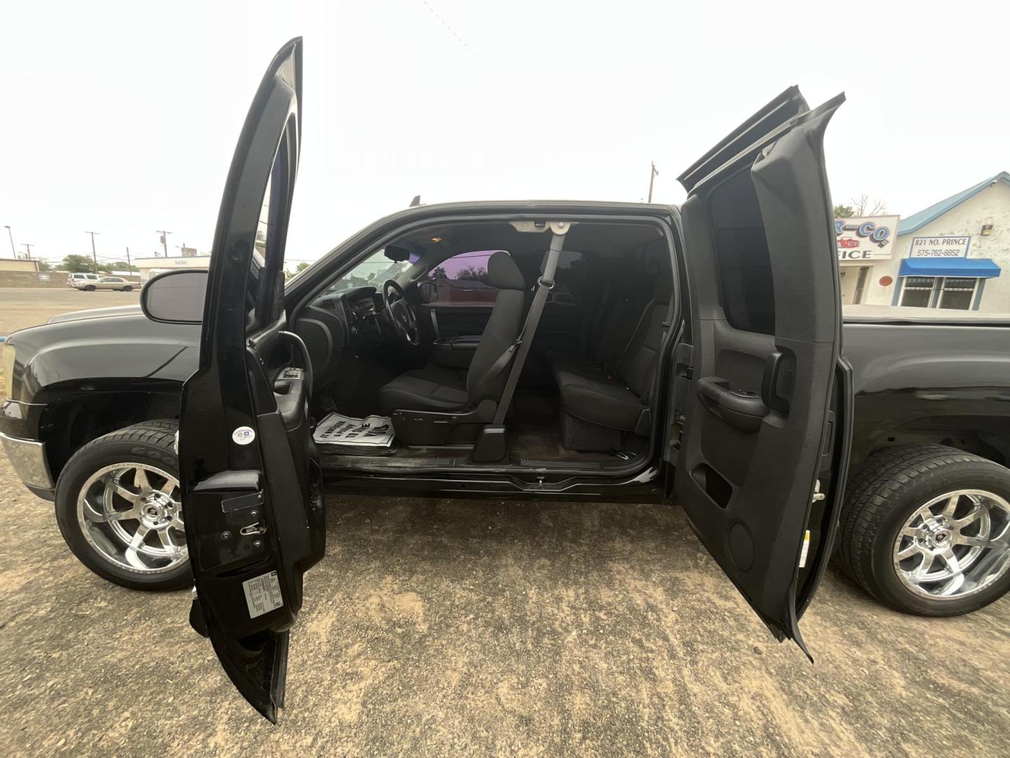 2010 Black GMC Sierra 1500 SLE Ext. Cab 2WD (1GTSCVE05AZ) with an 5.3L V8 OHV 16V FFV engine, 4-Speed Automatic transmission, located at 821 N. Prince Street, Clovis, NM, 88101, (575) 762-8852, 34.406643, -103.195999 - Photo#4