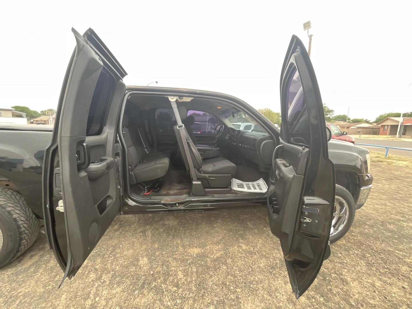 2010 Black GMC Sierra 1500 SLE Ext. Cab 2WD (1GTSCVE05AZ) with an 5.3L V8 OHV 16V FFV engine, 4-Speed Automatic transmission, located at 821 N. Prince Street, Clovis, NM, 88101, (575) 762-8852, 34.406643, -103.195999 - Photo#5