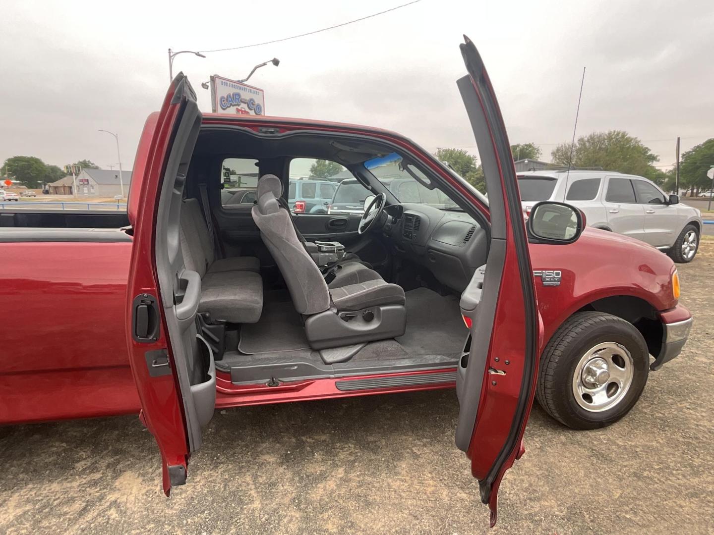 2002 Red Ford F-150 King Ranch SuperCab Short Bed 2WD (1FTRX17W22N) with an 4.6L V8 SOHC 16V engine, located at 821 N. Prince Street, Clovis, NM, 88101, (575) 762-8852, 34.406643, -103.195999 - Photo#4