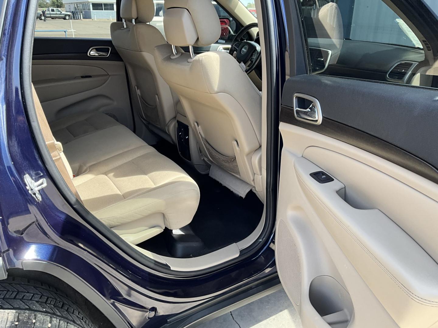 2014 Blue Jeep Grand Cherokee Laredo 2WD (1C4RJEAG3EC) with an 3.6L V6 DOHC 24V engine, 5-Speed Automatic transmission, located at 821 N. Prince Street, Clovis, NM, 88101, (575) 762-8852, 34.406643, -103.195999- Photo#3